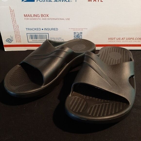 New Size Medium Rubber Slip-On Shoes - Picture 1 of 4